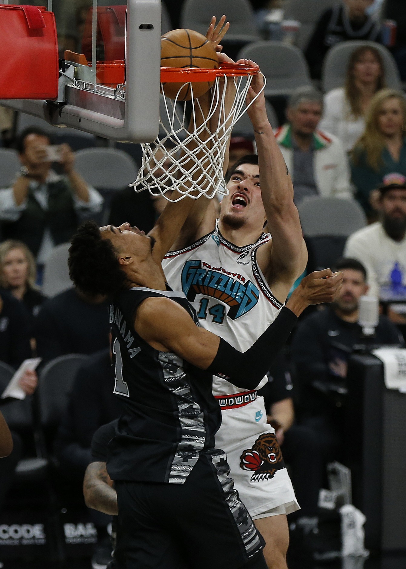 九游下载这也行？阿扎伦卡在老鹰比赛中挺进下一轮NBA常规赛冲刺阶段再迎强敌，圣安东尼奥马刺围绕NBA常规赛战术微调的简单介绍